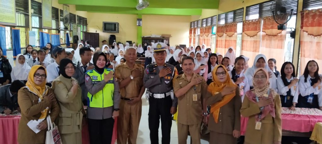 Police Go To School Kasat Lantas Polres Sidrap Tingkatkan Kesadaran Lalu Lintas Kepada Pelajar .