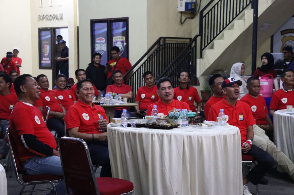 Kapolres Sidrap Bersama Pj. Bupati dan Supporter Sahabat Polri Nobar Semi Final Piala Indonesia vs Uzbekistan .