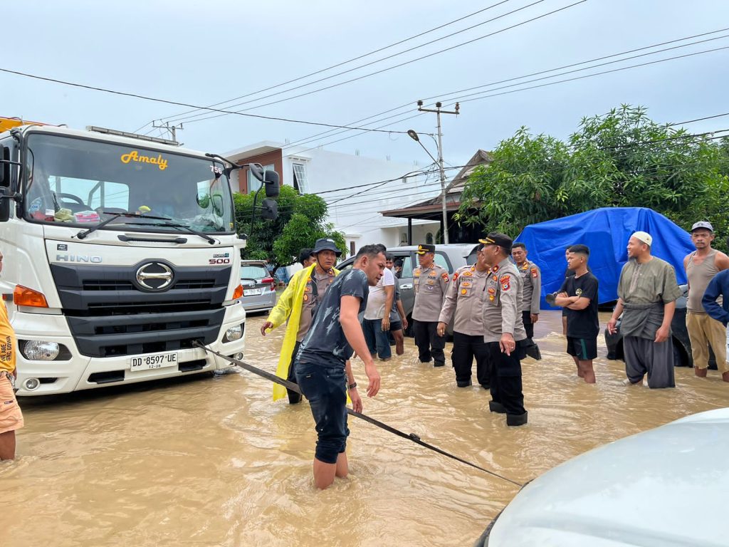 Wujud Pelayan Prima, Kapolres Sidrap bersama Personelnya Gandeng PMI Untuk Bantu Korban Banjir di Dua Pitue