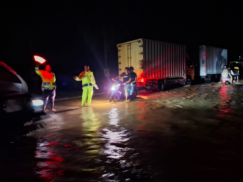 Banjir di Salo Mallori dan Padangloang, Personel Sat Lantas Polres Sidrap Lakukan Pengalihan Arus
