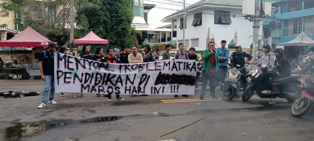 Himpunan Pemuda Pelajar Mahasiswa (HPPMI ) Maros Demonstrasi di Depan Kantor DPRD Maros.