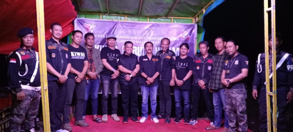 Ketua Kiwal Garuda Hitam Maros Andi Baso Mananring . S. Sos Serahkan (8) SK Ketua Plt PAC Di Maros.