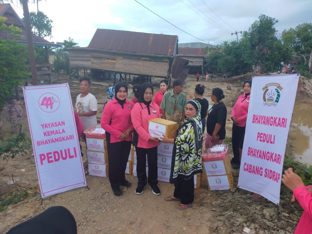 Bhayangkari Cabang Sidrap Luncurkan Bantuan Sosial untuk Korban Banjir