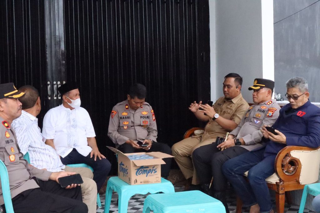 Turut Berduka Cita, AKBP Erwin Syah Melayat ke Rumah Duka Kepala Bappelitbangda Sidrap .