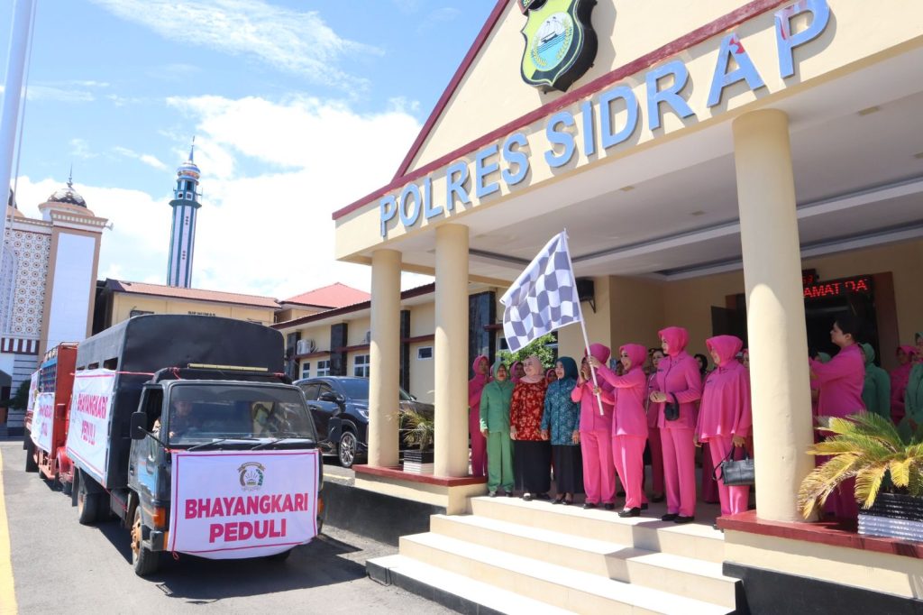 Ketua Bhayangkari Daerah Sulsel bersama Ketua Bhayangkari Cabang Sidrap Lepas 6 Mobil Bansos dan 4 Tangki Air Bersih