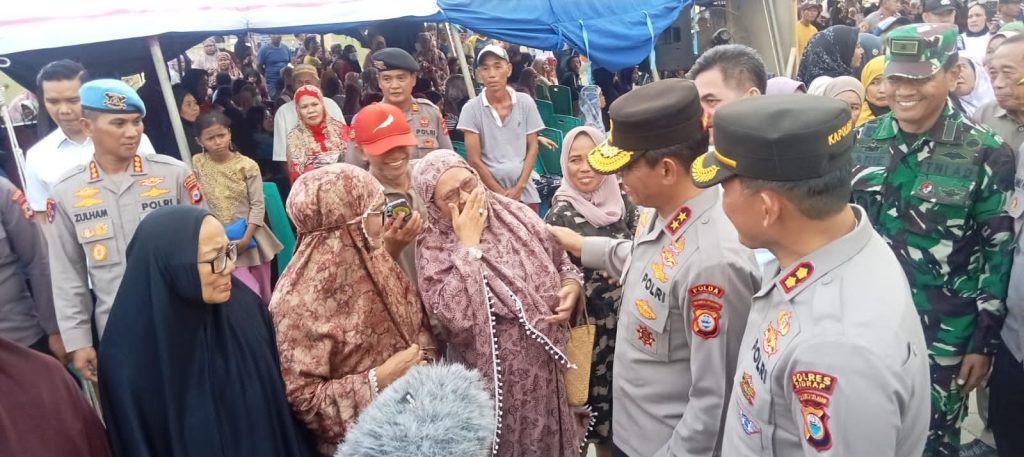 Peduli Terhadap Masyarakat Terdampak Bencana Alam di Sidrap, Kapolda Sulsel bersama Ketua Bhayangkari Beri Bantuan