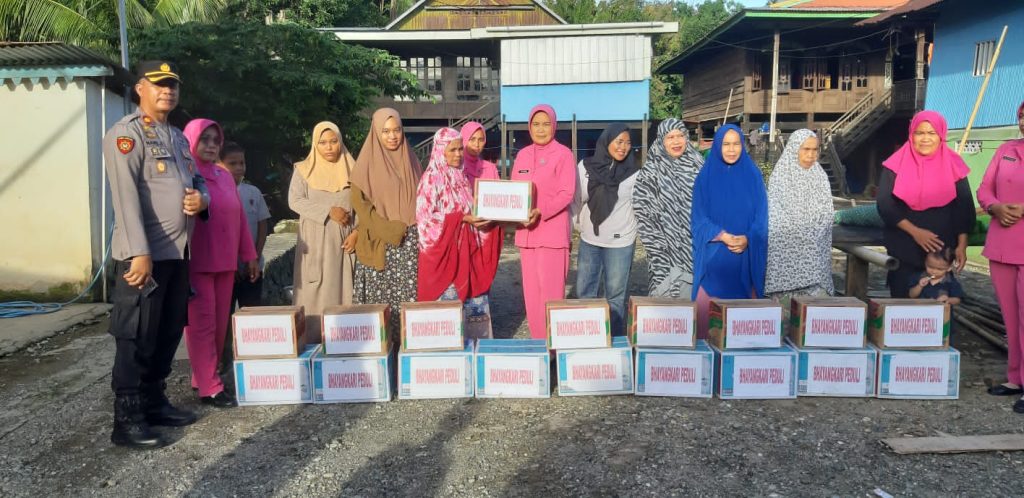 Kapolsek Panca Rijang bersama Ketua Bhayangkari Ranting Pimpin Penyaluran Bantuan Untuk Korban Bencana Banjir