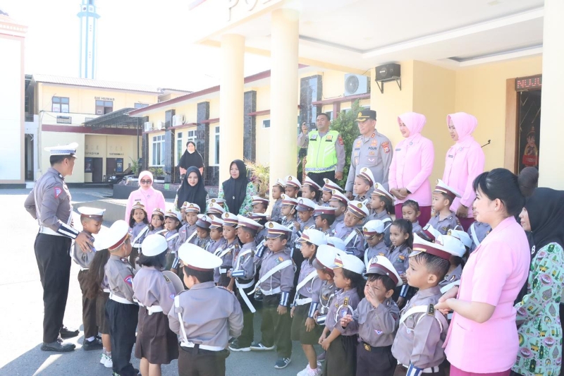 Kapolres Sidrap bersama Personel Sat Lantas Perkenalkan Rambu Lalu Lintas ke Anak TK Kemala Bhayangkari