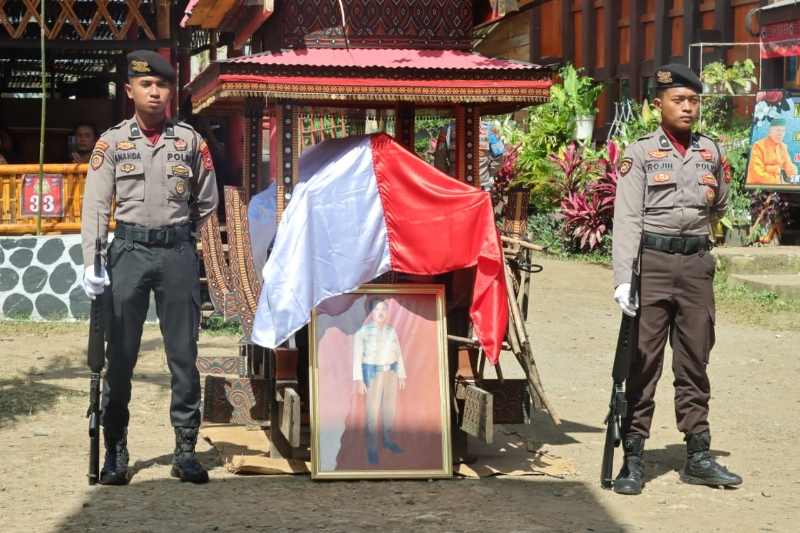 Digelar di Tongkonan, Polres Toraja Utara Laksanakan Upacara Pemakaman Jenazah Secara Dinas Kepolisian