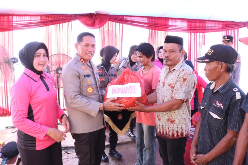 Peduli Banjir, Kapolres Sidrap dan Bhayangkari Salurkan Bantuan Kemanusiaan