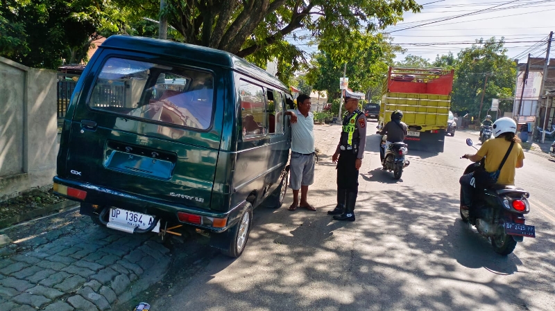 Wujudkan Kamseltibcarlantas, Personel Sat Lantas Polres Sidrap Tertibkan Kendaraan Yang Parkir Sembarangan