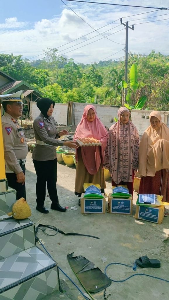 Kasat Lantas Polres Barru, Salurkan Paket Sembako Serta Berikan SIM Gratis Dan Penggatian STNK Kendaraan Korban Kebakaran