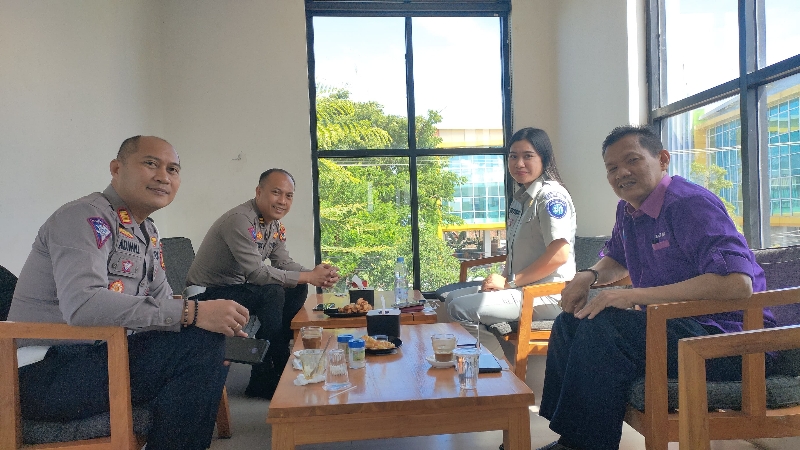 Kolaborasi Kasat Dan Kanit Regident Satlantas Polres Pare, Gelar Giat Coffee Morning Bersama Tim Pembina Samsat