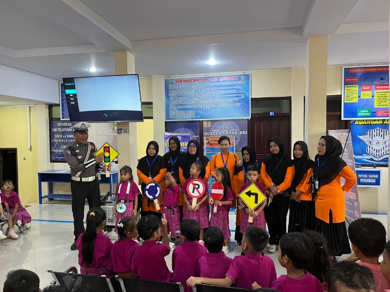Polisi Sahabat Anak, Satlantas Polres Sidrap Beri Edukasi ke Anak TK Negeri Pertiwi Tentang Rambu dan Tertib Berlalulintas