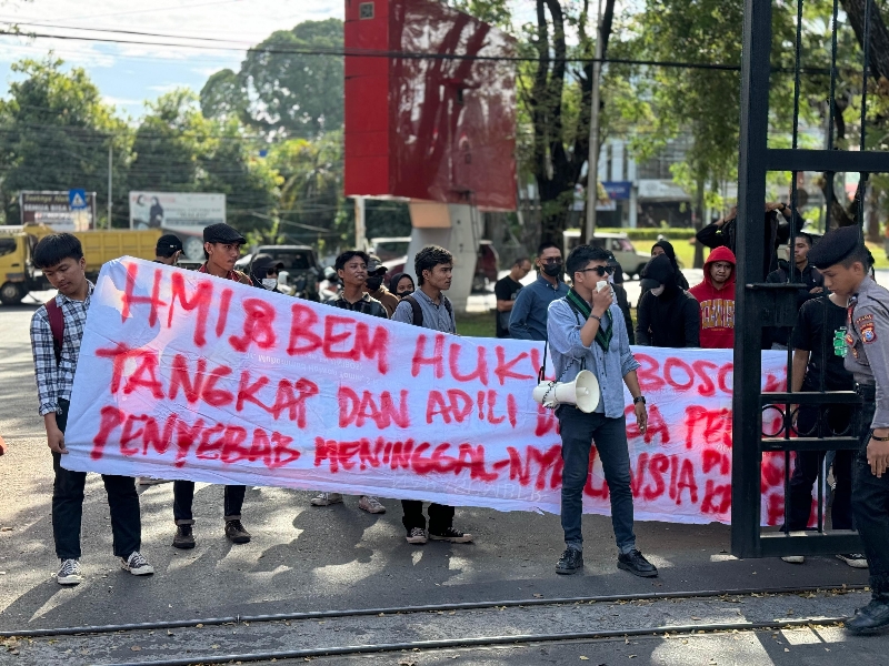 AKSI DEMO HMI Komisariat Hukum Unibos, Desak Polda Sul Sel Usut Tuntas Kasus Peristiwa Meningalnya Keluarga Nasabah FIF
