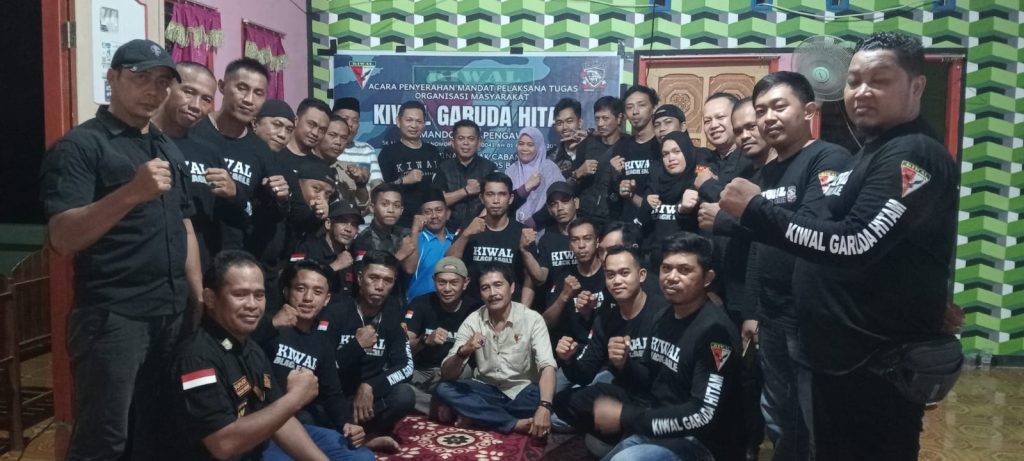 Ketua MPC Kiwal Garuda Hitam Maros Gelar Penyerahan SK Karateker Terhadap PAC Maros Baru.