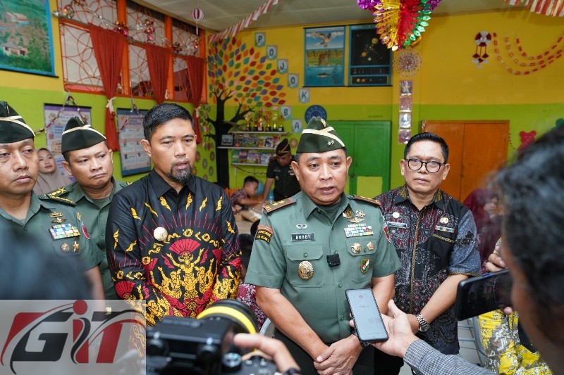 Peduli Anak Sekolah, Pangdam XIV/Hsn Berikan Makan Siang Bergizi, Alat Tulis dan Seragam Sekolah Dengan Gratis