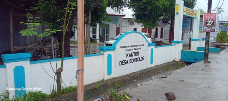 Akibat tersumbatnya Saluran Drainase di Pertigaan Simpang Tiga Kantor Desa Bontoloe Galesong Terjadi Banjir, Genangan Air