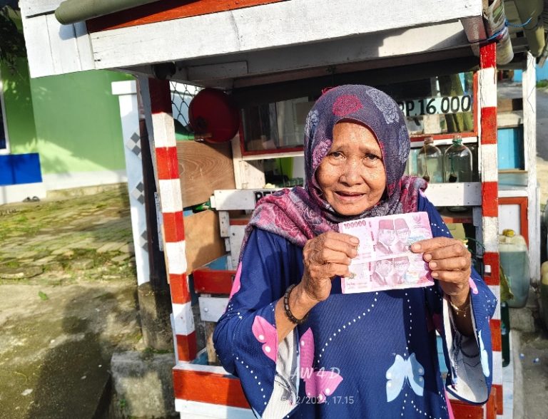 Miris! Penjual BBM Eceran Untung Dikit, Pembeli Bayar Pake Uang Mainan