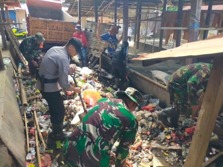 Personel Koramil 1409-07/Tompobulu bersama Warga Bersihkan Pasar Rakyat Bontomate’ne