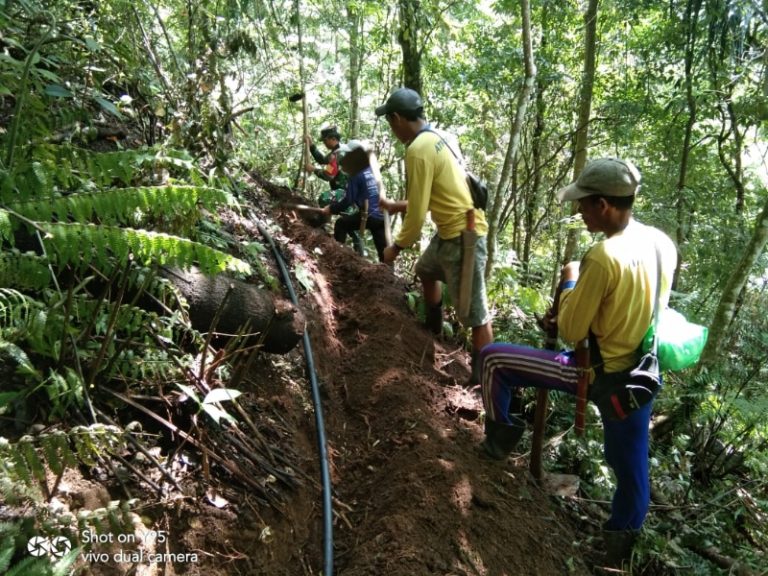 Babinsa Kodim 1409/Gowa Gelar Karya Bakti Penggalian Saluran Pipa Air Bersih untuk Atasi Krisis Air