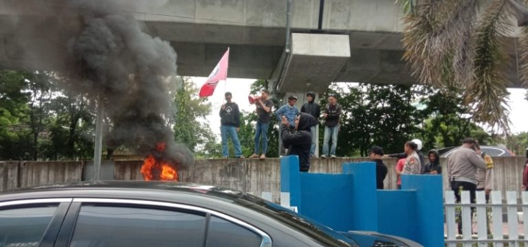 GAMASI Geruduk Kantor Ditlantas Polda Sulsel, Hingga Aksi Bakar Ban
