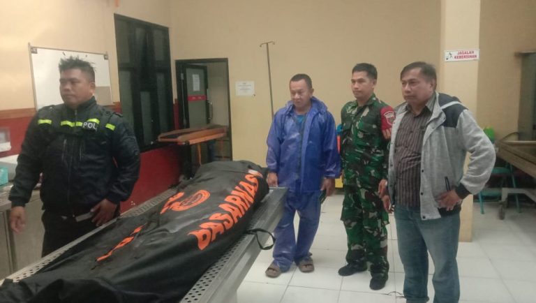 Seorang Jukir atau pengamanan Gereja Bukit Zaitun yang di duga terjatuh disaluran air di kota Makassar ditemukan meninggal dunia.