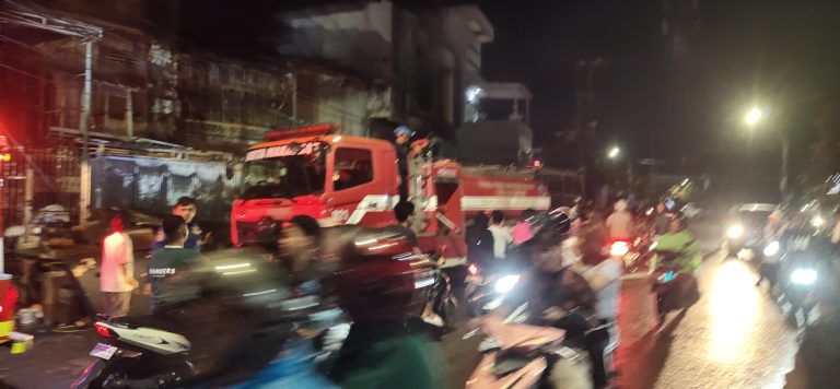 Warga Tinumbu Kembali Jadi Panik , Pasca Kebakaran 5.Ruko, Menggeluarkan Asap Hitam Tebal
