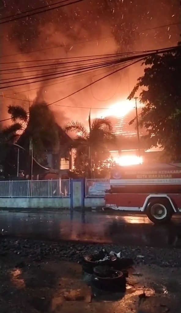 Kantor Dinas Pendidikan Kota Makassar Ludes Terbakar, Suara Ledakan Dahsyat Terdengar Berulangkali