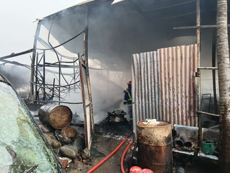 Kebakaran Landa workshop/gudang pemilik Bupati Selayar H, Muh Nasir di Kel Ballaparang., kecamatan Rappocini.