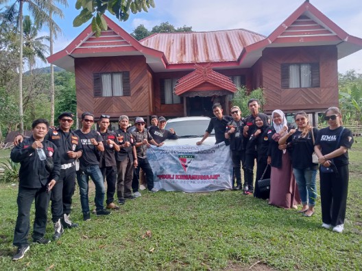 Hari Kedua Majelis Pimpinan Cabang Ormas Kiwal Garuda Hitam Kab. Maros Bagikan Sembako Terhadap Warga Yang Terdampak Banjir Sebagai Wujud Kepedulian.