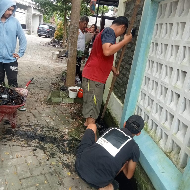 Menjelang Puasa Ramadhan.Warga Puri Mas Timbuseng 1 Laksanakan Kerja Bakti Bersihkan Drainase Cegah Banjir .
