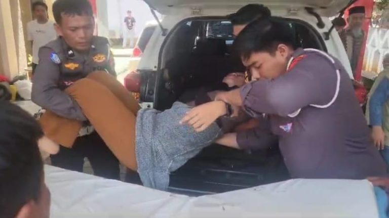 *Respon Cepat, Anggota Satlantas Polres Bone Sigap Bantu Korban Kecelakaan* *Sigap, Personel Satlantas Polres Bone Bantu Korban Laka Lantas di Jalan*