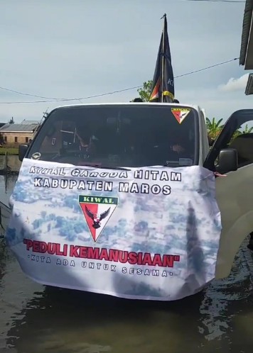 Majelis Pimpinan Cabang Ormas Kiwal Garuda Hitam Kab. Maros Wujud Kepedulian Bagikan Sembako Terhadap Warga Terdampak Banjir .