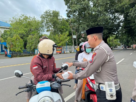 Berbagi Kebaikan, Polres Maros Bagi Takjil Gratis Selama Ramadan.