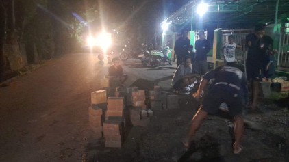 Warga Desa Bonto Tallasa Kec. Simbang Bergotong Royong Memperbaiki Jalan Desa Yang Di Anggap Pemerintah Tutup Mata.