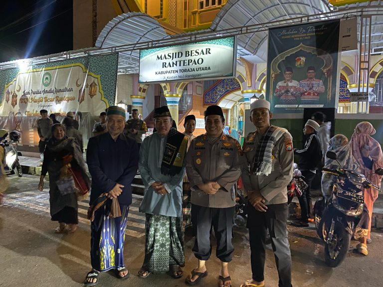Pererat Silaturahmi dengan Masyarakat, Kapolres Toraja Utara Gelar Tarawih Keliling di Masjid Agung Rantepao
