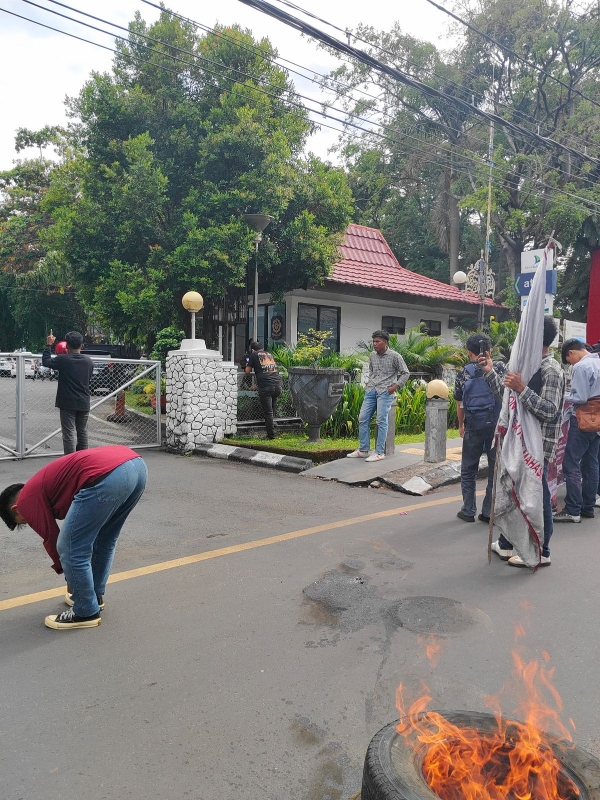 Aksi Jilid 2 DPP FKMI Menyorot Gudang Dalam Kota Makassar.