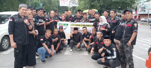 MPC Kiwal Garuda Hitam Maros Ambil Bagian Bagikan Takjil Bentuk Kepedulian Pada Masyarakat.