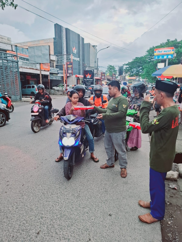 LBH TOMBAK KEADILAN Berbagi Takjil diBulan Ramadhan Untuk Menjalankan Ukhuwah Dan Mempererat Silaturahim Dalam Membangun Kebersamaan
