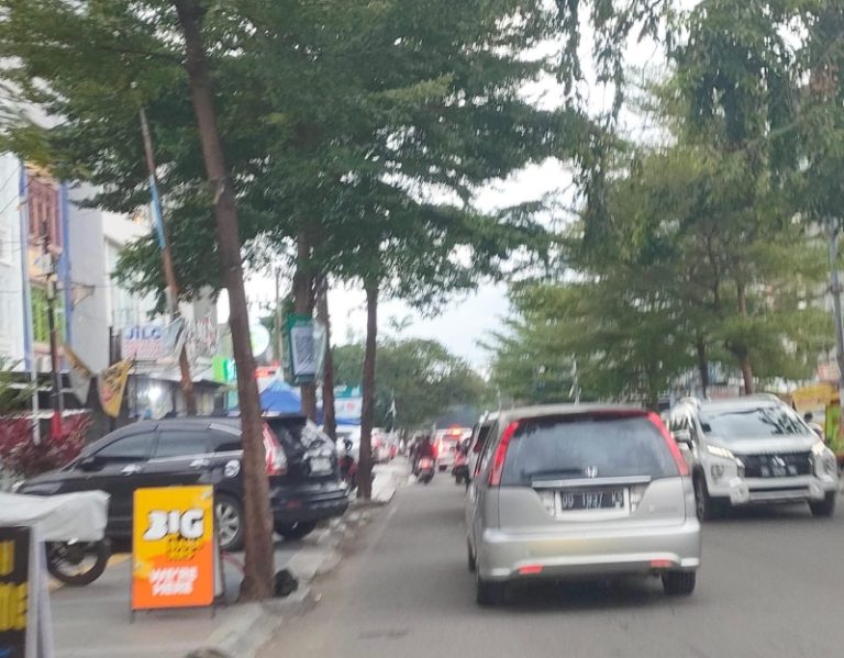 Potret Kemacetan Akibat Parkir di Trotoar Jalan Andi Djemma Makassar