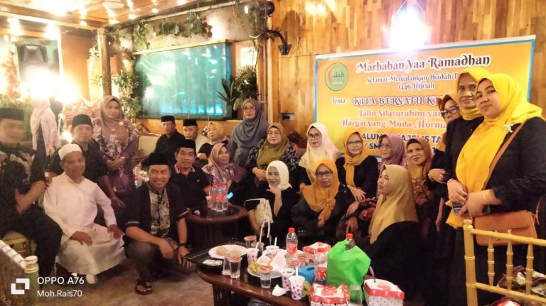 Alumni Dan Majelis Taklim Alumni SMEA/ SMK YPLP PGRI 1 MAKASSAR Gelar Silaturahmi, Bagi Takjil Dan Buka Puasa Bersama .