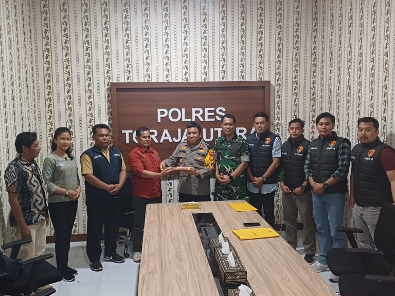 *Pastikan Keterbukaan, Kapolres Toraja Utara Serahkan Pengembalian Kelebihan Harga Jual di Atas HET Ke BKAD*