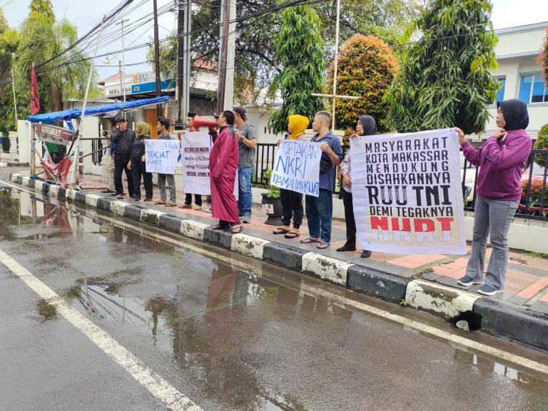 Aksi Damai Masyarakat yang mendukung RUU TNI “Jangan Pisahkan TNI dengan Rakyat”
