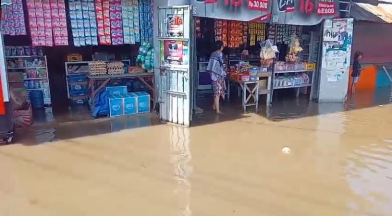 Akibat Adanya Penyempitan Saluran Drainase Akses Jalan Utama Warga Desa Tala Tala Tergenang Setinggi Lutut Orang Dewasa