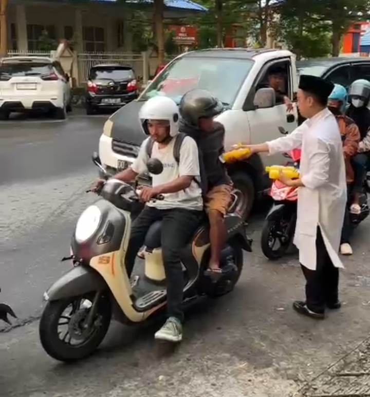 Keluarga Karyawan Kitchen Bagikan Takjil Jumat Berkah di Bulan Ramadan.