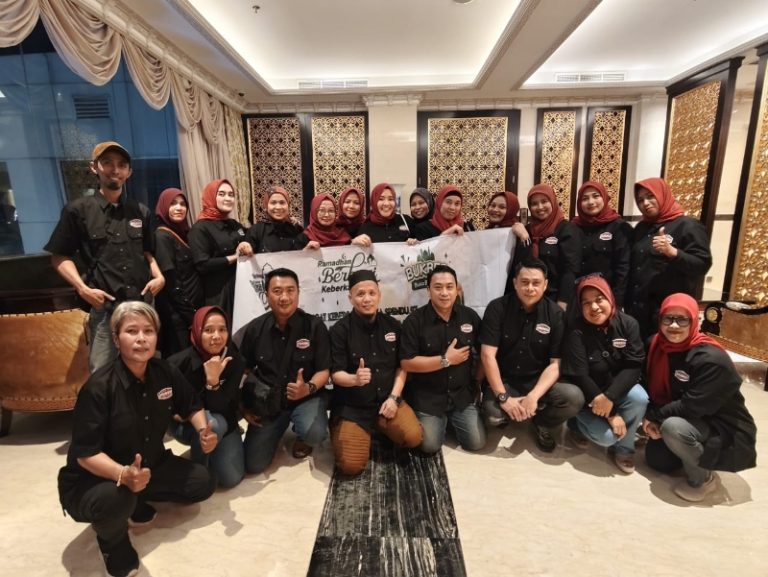 Alumni IKA SPENDU 97 Kompak Berbagi Di Panti Asuhan Dilanjutkan Berbagi Takjil Dan Buka Puasa Bersama Di Myko Hotel.