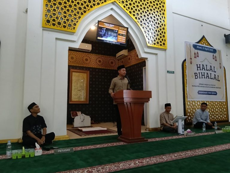 *Jaga Sinergitas,Bhabinkamtibmas dan Babinsa Kelurahan Karunrung bersama Warga Kompleks Anging Mammiri menghadiri acara Halal Bil Halal di Masjid Al Hidayah*