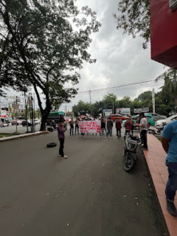 Front Pembebasan Rakyat (FPR) Unjuk Rasa, Depan Markas Polda SulSel, Terkait Penyelewengan distribusi BBM Subsidi
