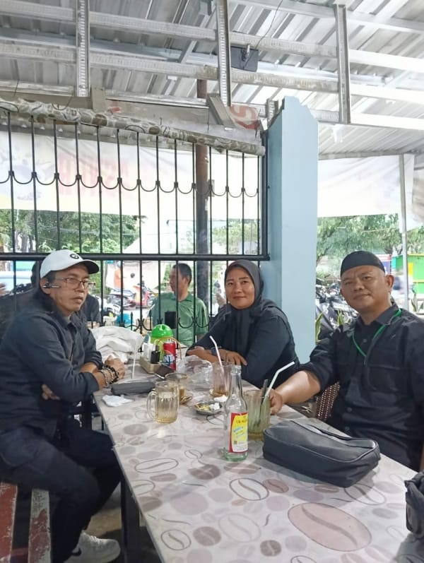 Tim Redaksi Media Gerbang Indonesia Timur News.Com, Lakukan Tatap Muka Bersama Crew di Warkop Asnur